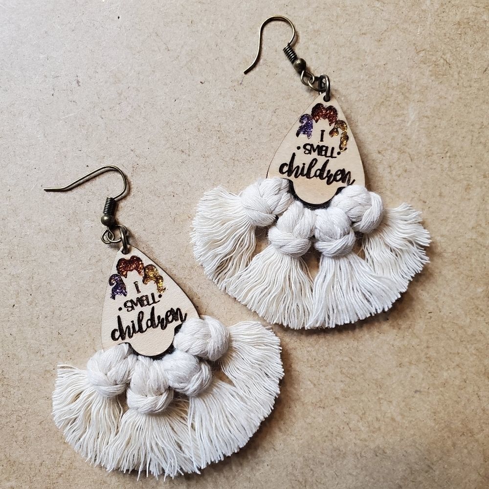 IVY MOUNTAIN CRAFTER Hocus Pocus Macrame Earrings